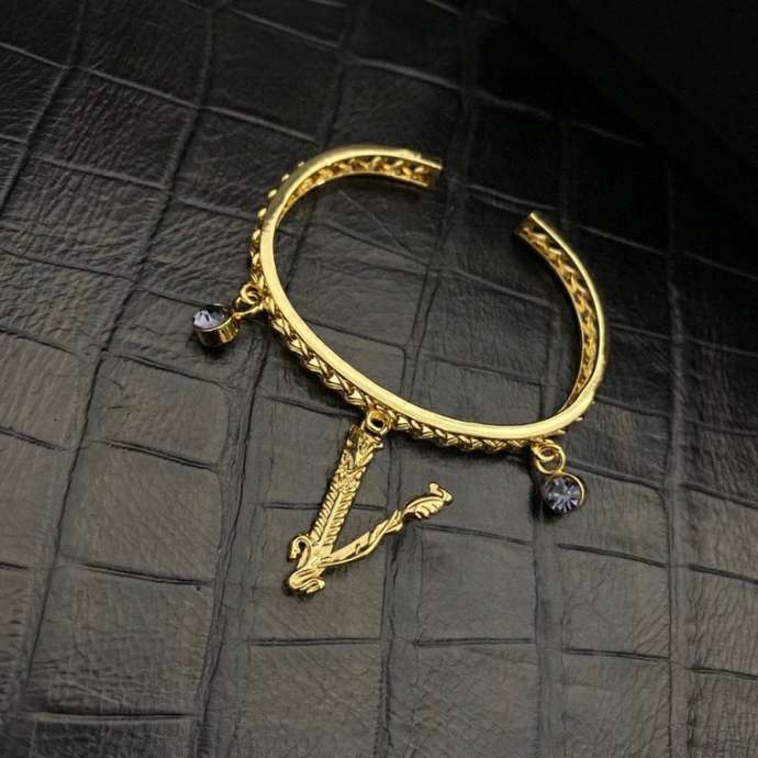 Picture of Versace Bracelet _SKUVersacebracelet12cly1216721